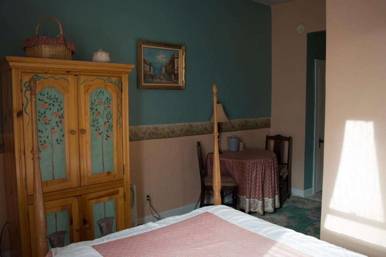 La Plaza Historic Hotel & Restaurant Уолсенбърг Стая снимка