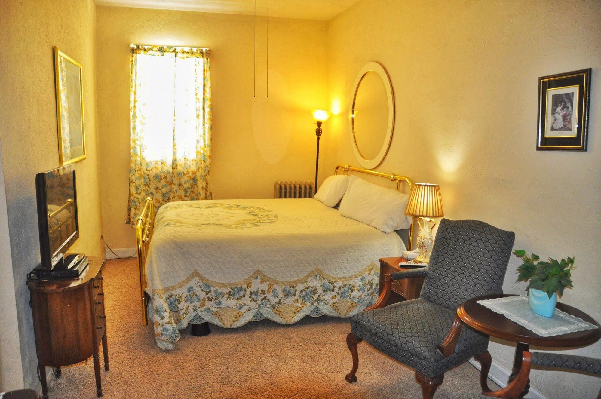 La Plaza Historic Hotel & Restaurant Уолсенбърг Екстериор снимка