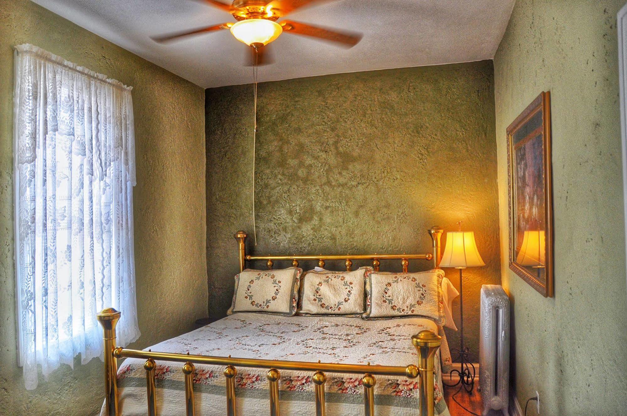 La Plaza Historic Hotel & Restaurant Уолсенбърг Екстериор снимка