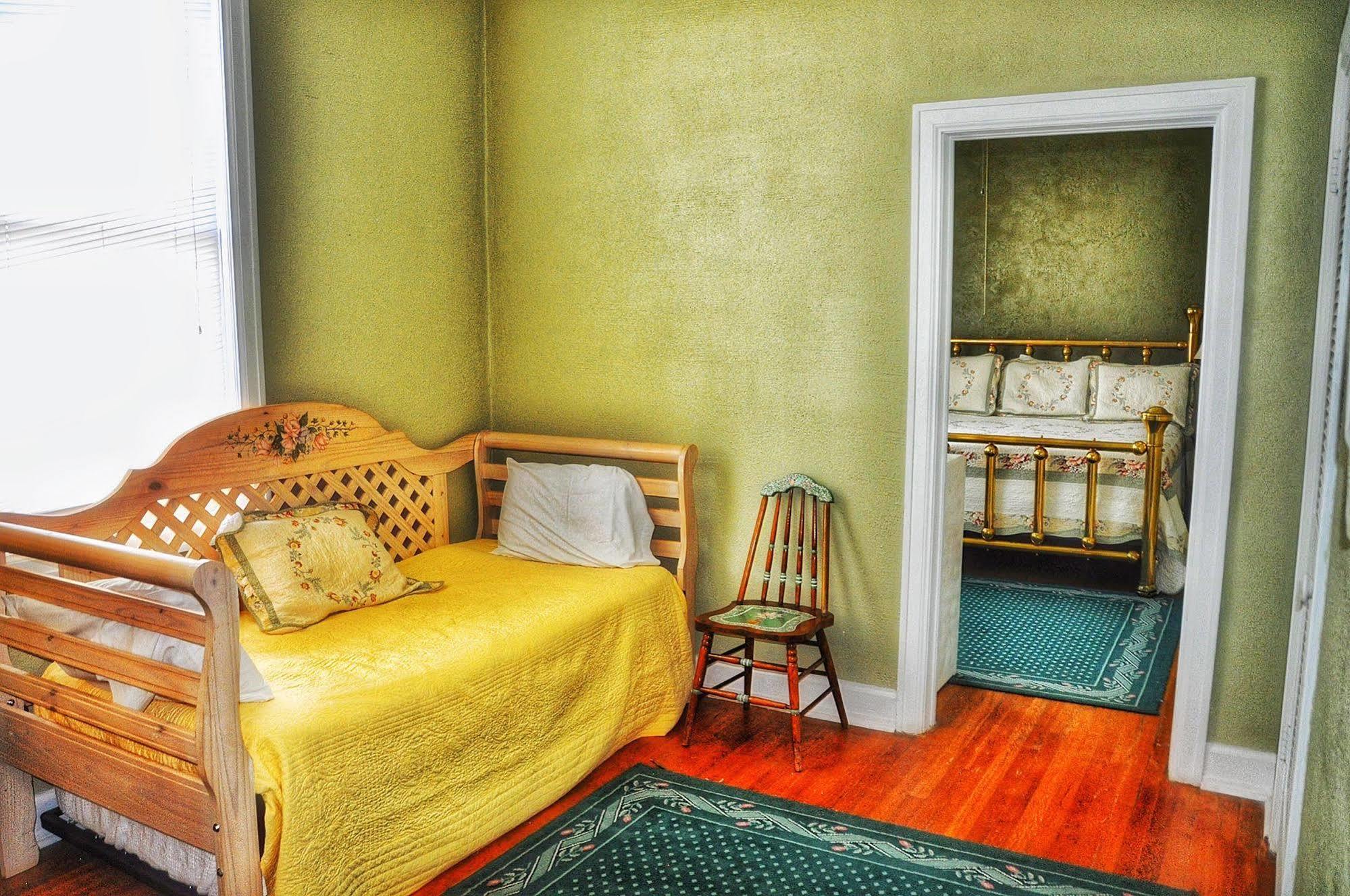 La Plaza Historic Hotel & Restaurant Уолсенбърг Екстериор снимка