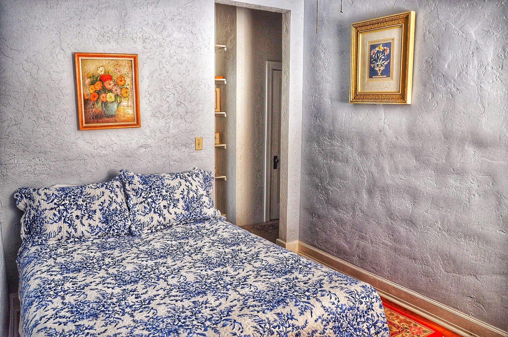 La Plaza Historic Hotel & Restaurant Уолсенбърг Екстериор снимка